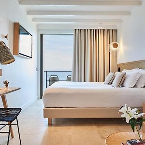 Großes Zimmer mit Kingsize-Bett